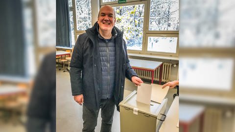Der parteilose Kandidat Thomas Treutler bei seiner Stimmabgabe in Ulm.