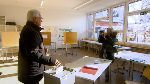 Der Amtsinhaber Gunter Czisch im Wahllokal.