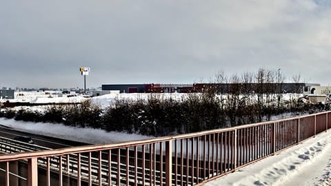 Im Industriepark Giengen an der A7 gibt es nach Auffassung der geplanten Bürgerinitiative genügend freie Dachflächen für Photovoltaik.