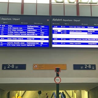 Am Hauptbahnhof Ulm gibt es auch mehrere Tage nach dem Wintereinbruch noch immer Zugausfälle. Grund sind nach Angaben der Bahn Schäden an den Oberleitungen.