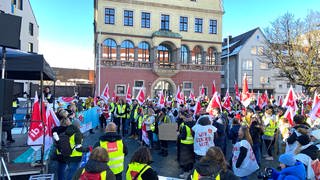 Ver.di Streik: Rund 700 Beschäftigte der AOK-Standorte Aalen, Schwäbisch Gmünd, Heidenheim, Biberach, Friedrichshafen, Ravensburg und Ulm haben am Donnerstag an einer Kundgebung auf dem Ulmer Weinhof teilgenommen.