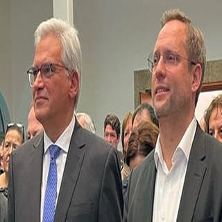 Gunter Czisch (CDU) und Martin Ansbacher (SPD) unmittelbar nach Bekanntgabe des Wahlergebnisses vom 3. Dezember.