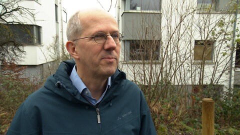 Ulrich Ziener hat jahrelang vermutet, die Stadt Ulm habe die Kiesfläche hinter seinem Haus geschaffen.