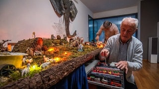 Vater und Sohn aus Ulm haben ein ziemlich ausgefallenes Hobby: Sie basteln seit 20 Jahren an einer Hightech-Weihnachtskrippe. 