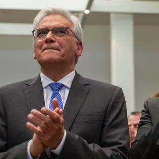 Gunter Czisch (CDU, l), Oberbürgermeister von Ulm, steht im Rathaus applaudierend neben seinem designierten Nachfolger Martin Ansbacher (SPD).