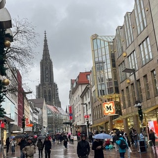 Die Fußgängerzone in Ulm ein paar Tage vor Weihnachten. Die Händler sind mit dem Weihanachtsgeschäft semi-zufrieden.