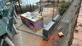 Vandalismus am Ulmer Lederhof nahe Parkhaus: Es wurden auch öffentliche Sitzbänke und Fahrräder in die Blau geworfen und Ziegelsteine zertrümmert.