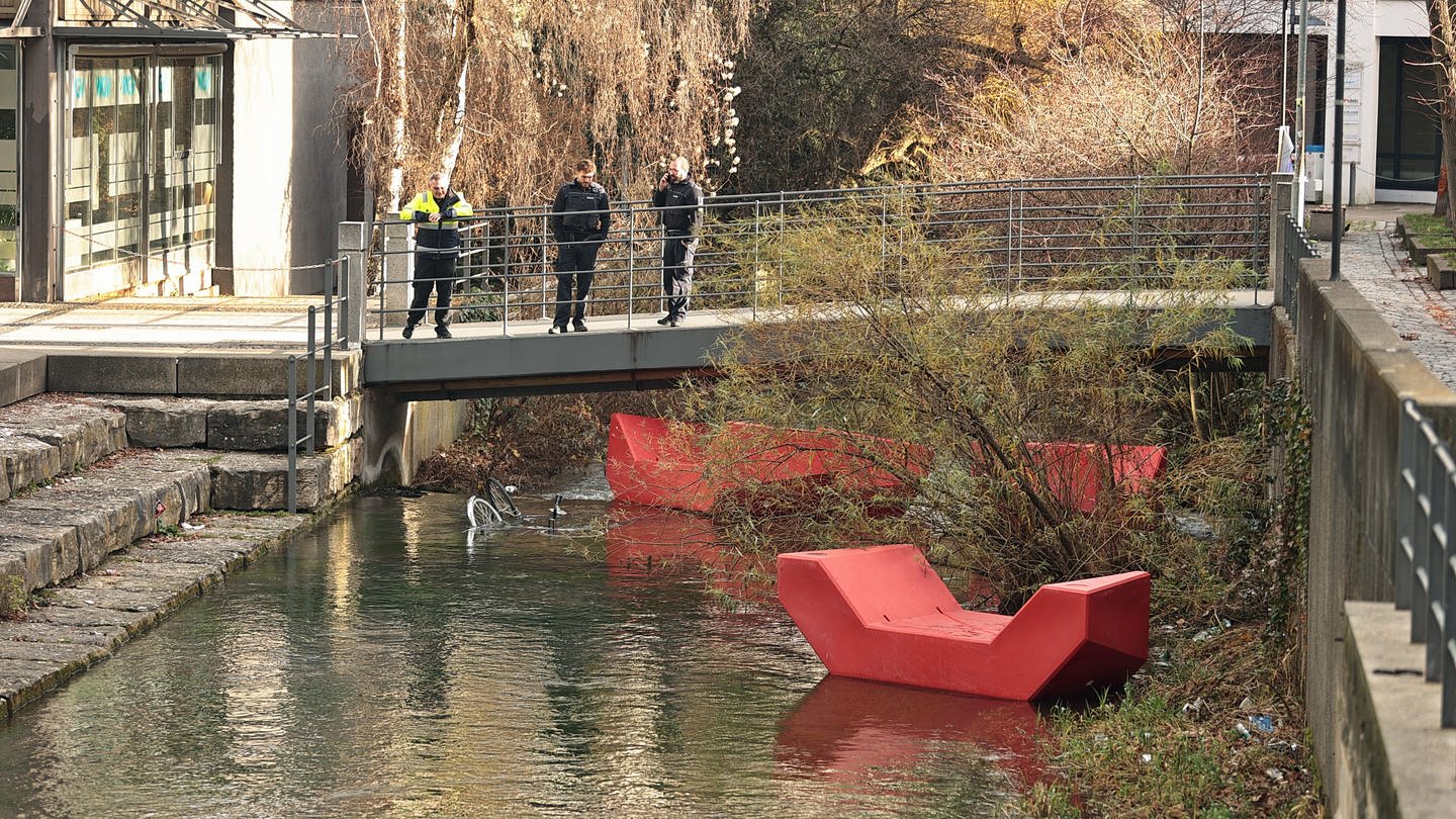 Polizei vor Ort am Lederhof in Ulm: Bei Vandalismus wurden auch öffentliche Sitzbänke und Fahrräder in die Blau geworfen.