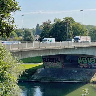 Der BUND Naturschutz und Umwelt in Ulm prüft eine Klage gegen den geplanten Neubau der Adenauerbrücke.
