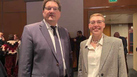 Eva Treu (CSU, rechts) hat bei der Wahl des Neu-Ulmer Landrates die meisten Stimmen bekommen, aber nicht die absolute Mehrheit. In der Stichwahl tritt sie gegen Joachim Eisenkolb (Freie Wähler) an.