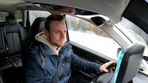 Der Neu-Ulmer Student Manuel Blessing am Steuer seines E-Autos.Student Manuel Blessing aus Neu-Ulm hat schon viele Erfahrungen mit seinem E-Auto gesammelt und weiß, wie er vor allem mit dem Akku des Fahrzeugs im Winter umgehen muss. 