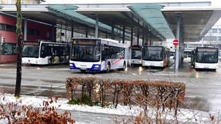 Busse stehen am Busbahnhof in Heidenheim: Busse können die Straßentemperatur für den Winterdienst messen.