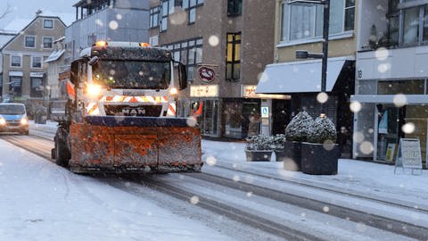 Ein Schneepflug im Einsatz: In Heidenheim messen Busse die Straßentemperatur für den Winterdienst 