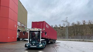 Ein Lkw auf dem Gelände einer Firma. Fährt auf dem Betriebsgelände von BSH Hausgeräte in Giengen fast autonom herum: G1003. Der Elektro-Lkw wird von einem sogenanntem Teleoperator digital gesteuert.