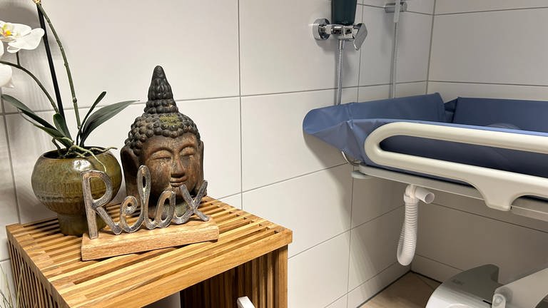 Das zweite Badezimmer in der Wohngemeinschaft in Ulm ist dekoriert. Hier befindet sich unter anderem auch eine höhenverstellbare Badewanne.