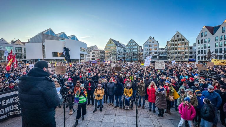 Rund 10.000 Menschen haben in Ulm gegen Rechtsextremismus und für Demokratie demonstriert.