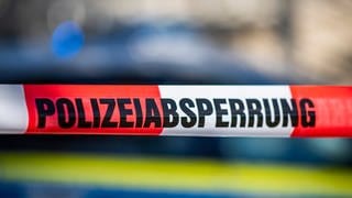 Rot-weißes Absperrband der Polizei: In Sontheim an der Brenz soll ein Mann in der Nacht auf Sonntag (21.1.) seine Lebensgefährtin getötet haben.