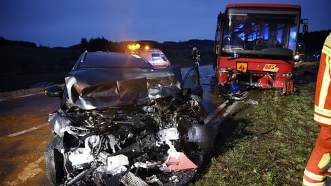 Unfall bei Aichen im Kreis Günzburg mit einem Schulbus und einem Auto.