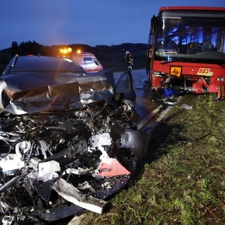 Unfall bei Aichen im Kreis Günzburg mit einem Schulbus und einem Auto.