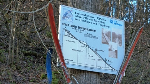 Ein Schild im kleinen Lautertal erinnert noch an die große Skisprunggeschichte des kleinen Ortes.