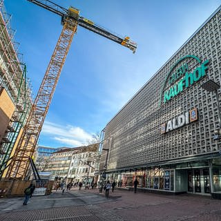 Blick von der Ulmer  Fußgängerzone auf das Galeria Kaufhof Kaufhaus. Seit Anfang Januar läuft das Insolvenzverfahren von Galeria Karstadt Kaufhof. Der Standort Ulm in der Fußgängerzone ist profitabel, die Zukunft ist aber noch unklar.