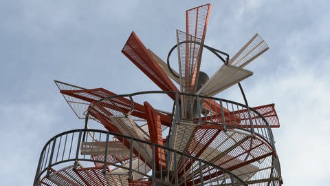 Die filigranen Treppen und Flügel des Berblinger-Turms an der Donau in Ulm sind schwindelerregend