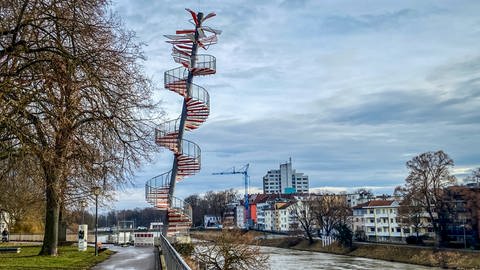 Der Berblingerturm an der Donau - mit seinen luftigen rot-weißen Treppen ragt er in den Ulmer Himmel