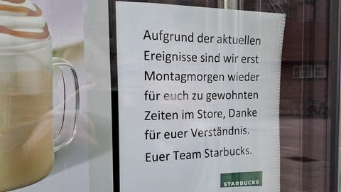 Hinweis an die Kunden: Nach der Geiselnahme am Freitagabend will die Starbucks-Filiale in Ulm am Montag wieder öffnen.