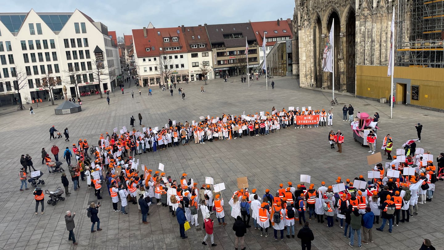 Rund 170 Ärztinnen und Ärzte haben nach Angaben der Uniklinik Ulm am Dienstagnachmittag für bessere Arbeitsbedingungen demonstriert. Bei einer Kundgebung auf dem Münsterplatz kritisierten sie vor allem die hohe Arbeitsbelastung.
