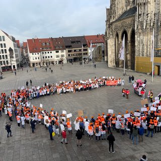 Rund 170 Ärztinnen und Ärzte haben nach Angaben der Uniklinik Ulm am Dienstagnachmittag für bessere Arbeitsbedingungen demonstriert. Bei einer Kundgebung auf dem Münsterplatz kritisierten sie vor allem die hohe Arbeitsbelastung.