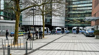 Die Polizei ist in Ulm seit Mittwochnachmittag mit zahlreichen Einsatzkräften präsent, um gegen Straßenkriminalität vorzugehen. 