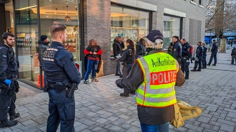 Mit einer Großkontrolle ist die Polizei am Mittwoch gegen die Drogen- und Trinkerszene am Ulmer Lederhof vorgegangen. 