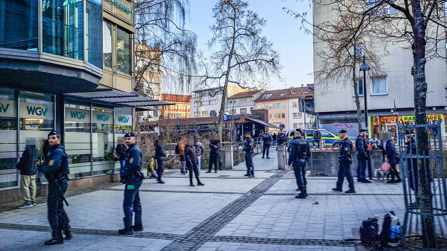 Mit einer Großkontrolle ist die Polizei am Mittwoch gegen die Drogen- und Trinkerszene am Ulmer Lederhof vorgegangen.