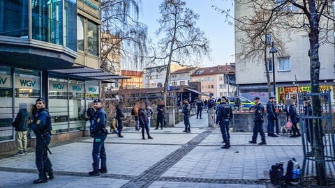 Mit einer Großkontrolle ist die Polizei am Mittwoch gegen die Drogen- und Trinkerszene am Ulmer Lederhof vorgegangen. 