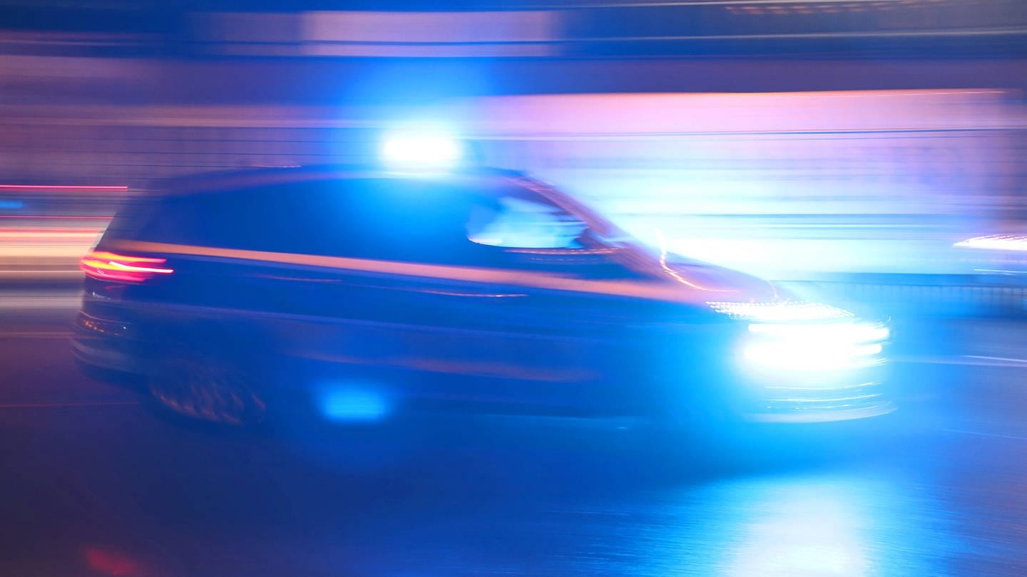 Ein Polizeiwagen mit Blaulicht in der Nacht. Auf einer Faschingsparty in einem Jugendtreff in einem Ulmer Stadtteil hat es am vergangenen Wochenende eine größere Schlägerei gegeben.