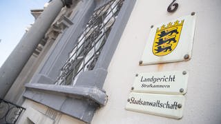 Ein Schild an der Fassade des Landgerichts Ellwangen. Der Prozess um den Tod eines knapp zwei Jahre alten Jungen aus Bopfingen (Ostalbkreis) muss neu aufgerollt werden.