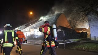 Brand eines Bauernhofes in Langenau. Die Feuerwehr ist mit mehr als 100 Einsatzkräften vor Ort. Zwei Pferde verenden.