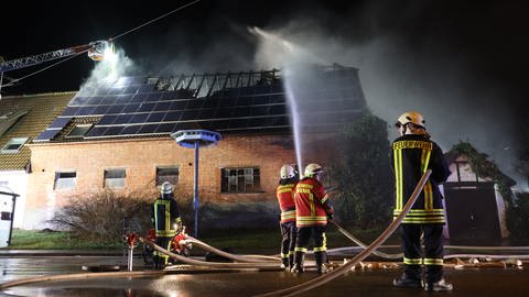 Brand eines Bauernhofes in Langenau. Die Feuerwehr ist mit mehr als 100 Einsatzkräften vor Ort. Zwei Pferde verenden.
