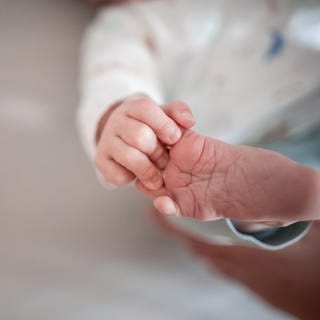 Die Staatsanwaltschaft Ulm hat Anklage gegen eine Mutter aus Langenau erhoben. Die Frau soll im Oktober 2023 ihr Neugeborenes in einem Altglascontainer ausgesetzt haben (Symbolfoto).