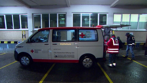 Der Kältebus des DRK Ulm auf dem Parkplatz des Ulmer Hauptbahnhofs. Der Kältebus des DRK in Ulm fährt Orte an, an denen Obdachlose Schutz suchen und die Nacht verbringen. Wie hier den Ulmer Hauptbahnhof. Dort bekommen die Menschen Suppe, warme Getränke und weitere Hilfsgüter.