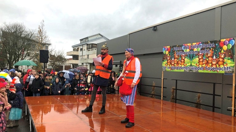 Der närrische Büttel begrüßt die anwesenden Gruppen. Fasnet in Waldstetten