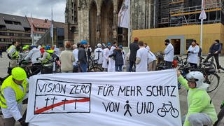 Radfahrer in Ulm fordern mehr Schutz für Fußgänger und Radfahrer. 