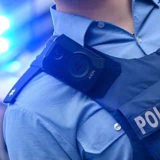 Die Polizei ermittelt, weil in Neu-Ulm ein Autofahrer einen Bäckereilieferanten angegriffen und gewürgt haben soll (Symbolfoto).