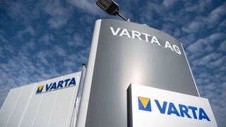 Das Varta-Logo an einem Werk: Der Batteriehersteller Varta aus Ellwangen ist Ziel einer Cyberattacke. Fünf Produktionsbetriebe sind nach Mitteilung des Unternehmens betroffen.