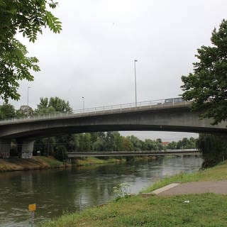 Donau unter der Adenauerbrücke