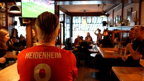 Wirt Frank Zeger sitzt im Trikot gebannt vor dem Bildschirm. In seinem Café Mélange erwartet er am Donnerstagabend einige Gäste - auch aus London.