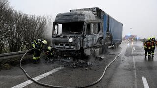Auf der A8 ist am Donnerstagmorgen ein Lkw ausgebrannt. Es entstand ein kilometerlange Stau. 