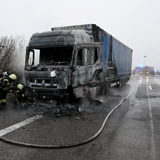 Auf der A8 ist am Donnerstagmorgen ein Lkw ausgebrannt. Es entstand ein kilometerlange Stau. 