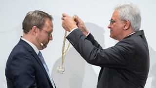 Oberbürgermeister Martin Ansbacher erhält die Amtskette von seinem Vorgänger Gunter Czisch.