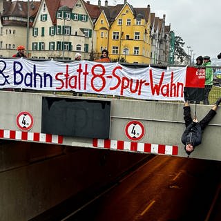 Klimaprotest nahe der Adenauerbrücke in Ulm: Aktivisten haben am Freitag ein Banner an einem Tunneleingang aufgehängt. Der Verkehr war in der Zeit gestoppt.